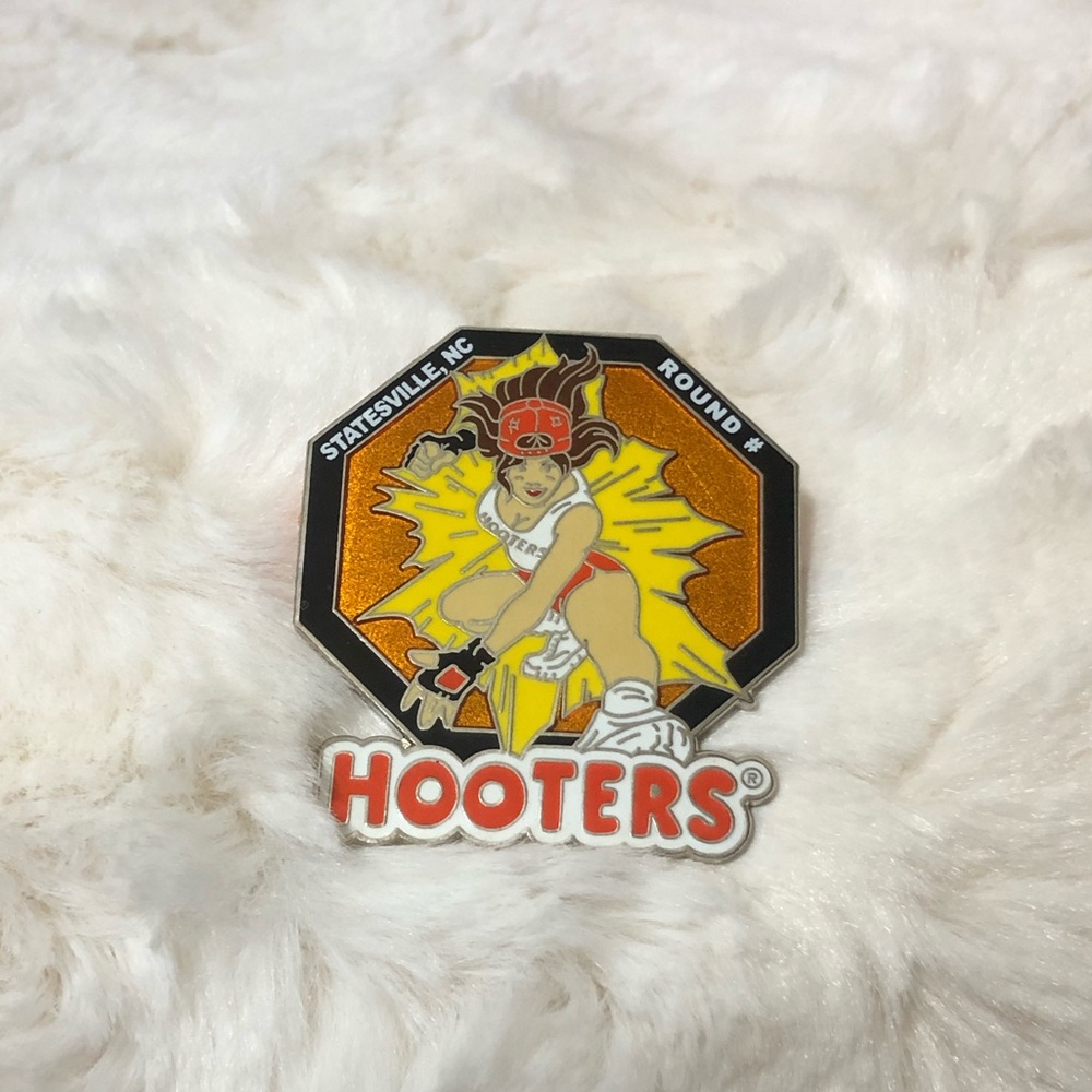 Vintage Hooters girl pin 🦉